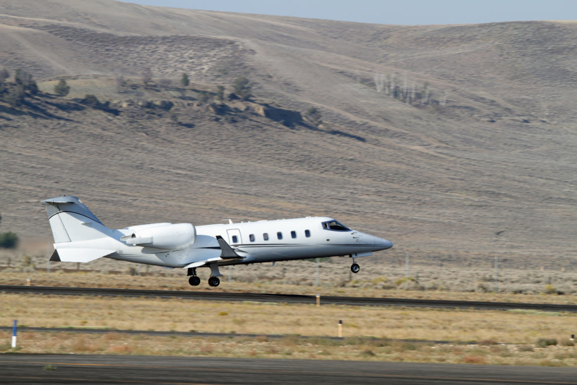 Airplane_Jet_iStock-171383718.jpg